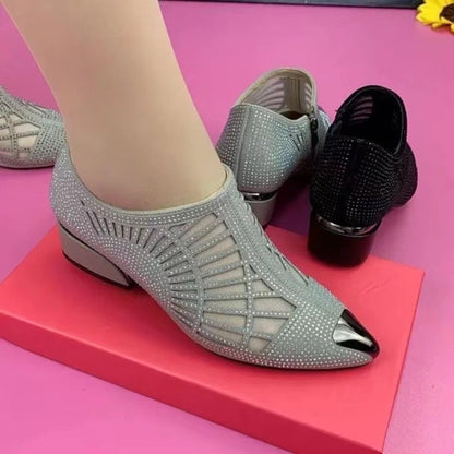 Sandalias con recortes y diamantes