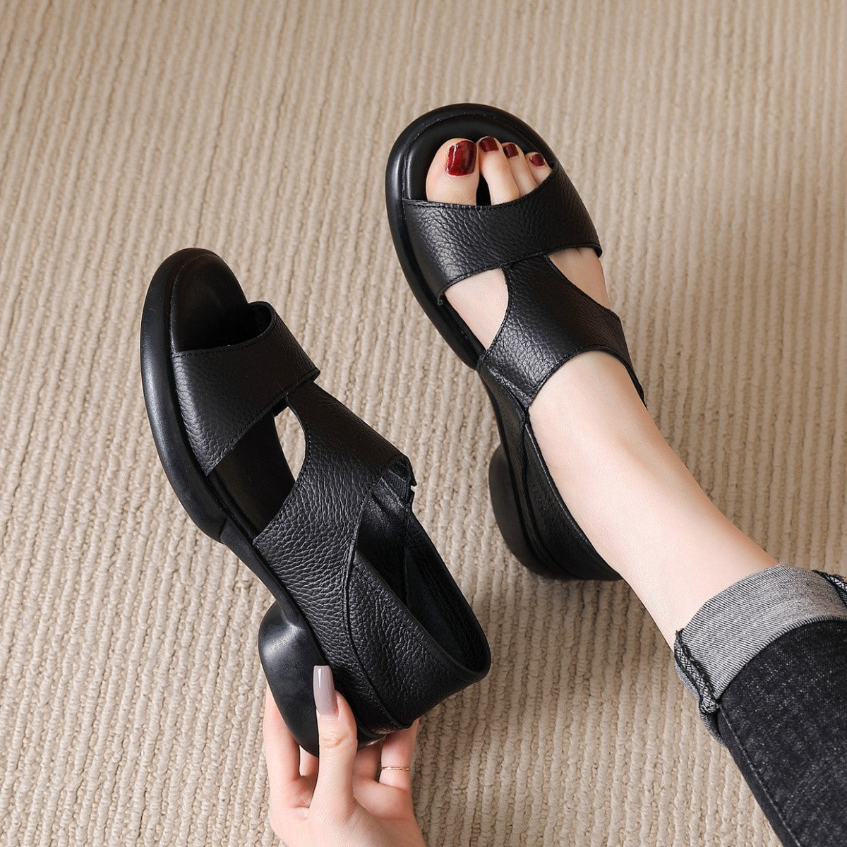Nuevas sandalias de cuero con suela blanda