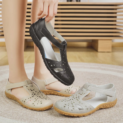 Sandalias cerradas planas con calados y velcro para mujer