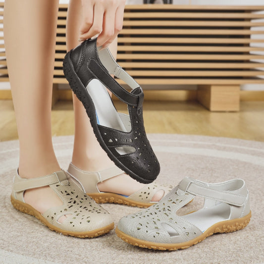 Sandalias cerradas planas con calados y velcro para mujer