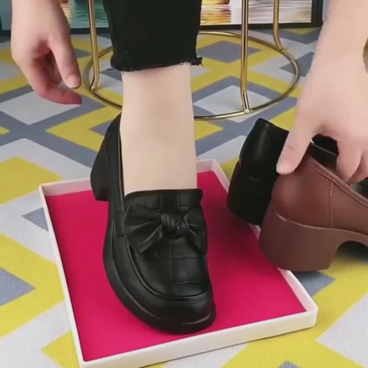 Nuevos zapatos de cuero con mariposas